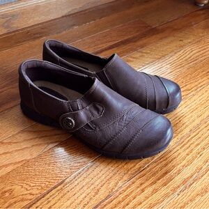 Earth Origins Naya women’s brown leather strap loafer size 8.5